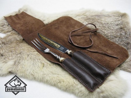 Dieses Duo-Steak Set besteht aus einem scharfen Steakmesser mit schöner Goldätzung und einer passenden Gabel. Aufbewahrt wird es in einem edlen Rolletui aus Leder.