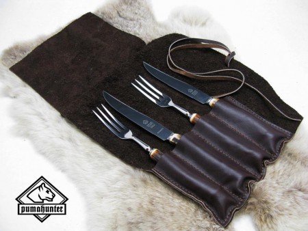 4 tlg. Steak Set bestehend aus zwei scharfen Steakmessern und zwei passenden Gabeln. Aufbewahrt wird es in einem edlen Rolletui aus Leder.