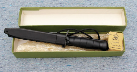 schwarzes COMMANDO mit Box und Anhänger (Foto Internetfund)