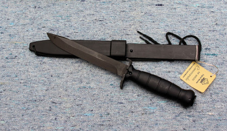 schwarzes COMMANDO mit Box und Anhänger (Foto Internetfund)