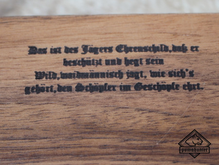 alte Jagdnicker-Holzbox mit Einbrand "Das ist des Jäger Ehrenschild ..."